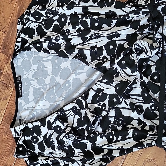 Short sleeve floral wrap blouse - Picture 2 of 3